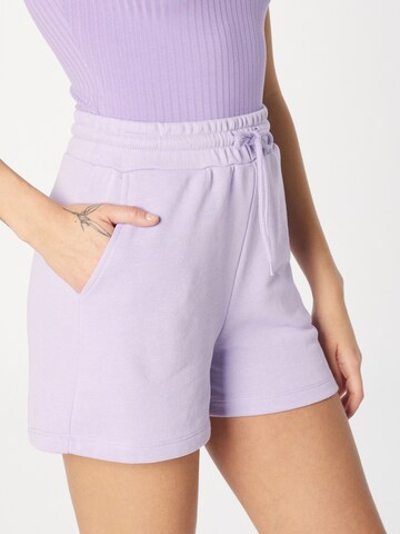 PIECES Regular Shorts 'CHILLI' in Lila