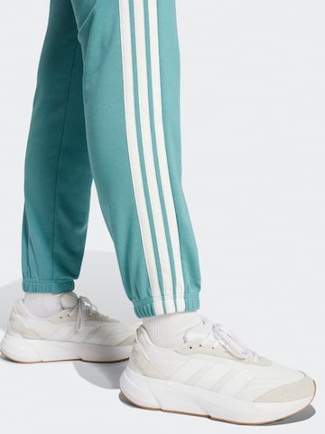 ADIDAS SPORTSWEAR Tapered Παντελόνι φόρμας 'Essentials' σε πράσινο