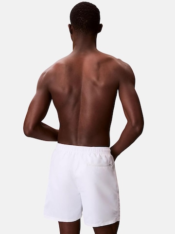 Shorts de bain 'CALVIN KLEIN MEDIUM DRAWSTRING Costumi da bagno' Calvin Klein en blanc