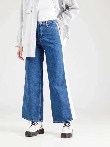 Tommy Jeans Zvonové kalhoty Džíny 'Claire' – modrá: přední strana
