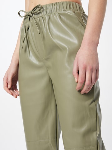 Regular Pantaloni de la Misspap pe verde