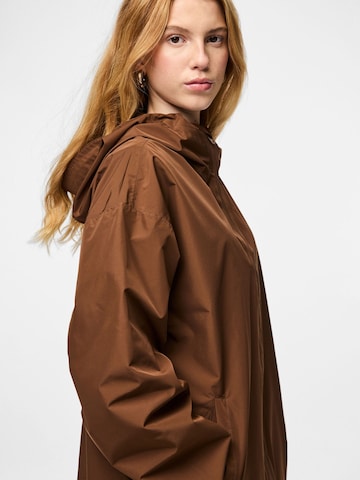 Veste mi-saison 'PCTui' PIECES en marron