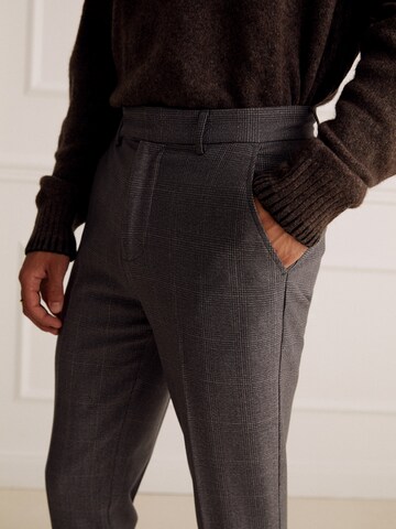 Guido Maria Kretschmer Men - regular Pantalón 'Leopold' en gris