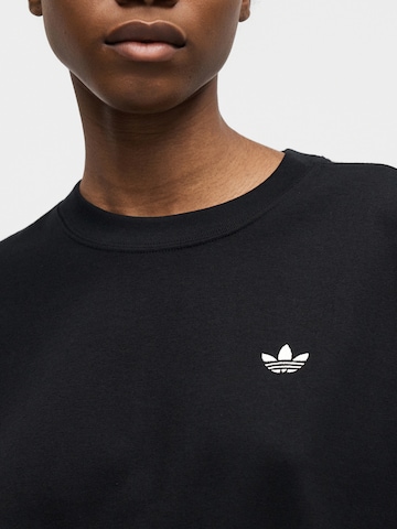 ADIDAS ORIGINALS - Camiseta talla grande 'Essentials' en negro
