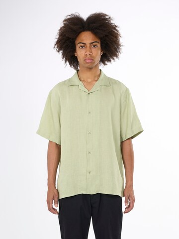 KnowledgeCotton Apparel Comfort Fit Риза в зелено: отпред