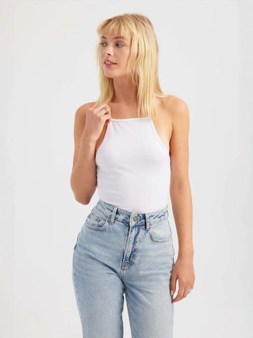 Hiccup Topp 'Tanktops & Camis', värv valge