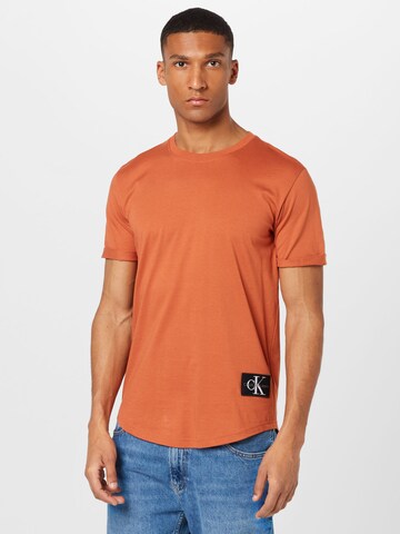 T-Shirt Calvin Klein Jeans en marron : devant