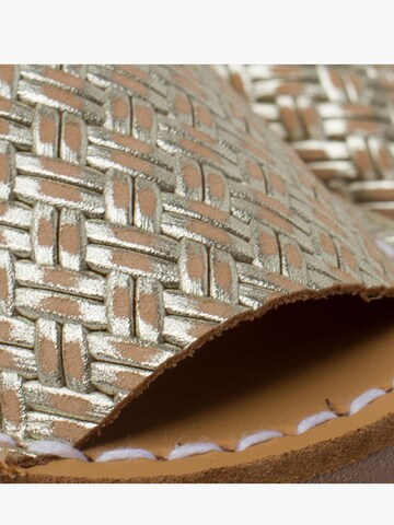 Pisamonas - Sandalias en oro