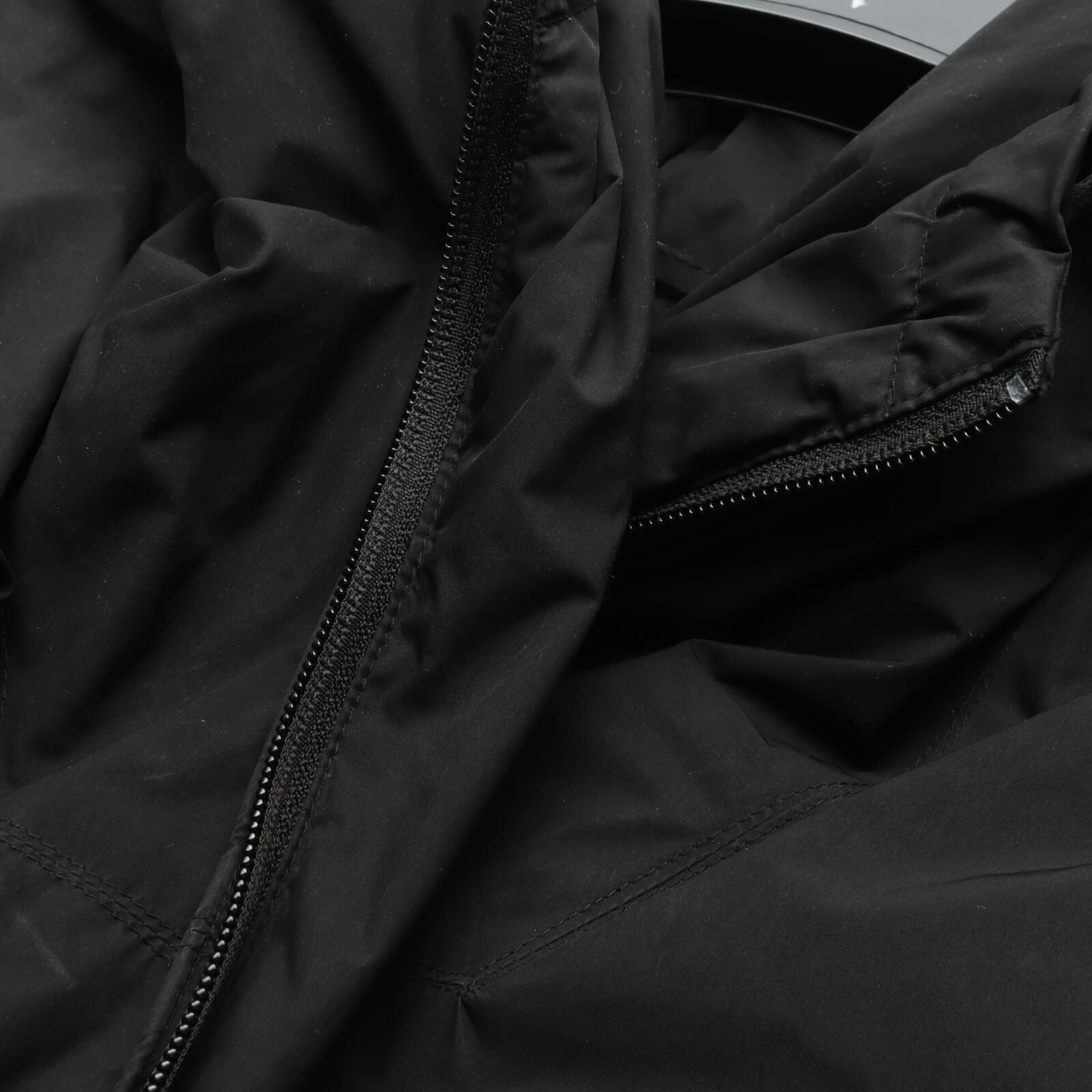 Closed Jacket & Coat in L in Black