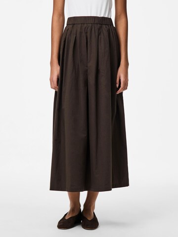 Jupe 'PCJamalla' PIECES en marron : devant