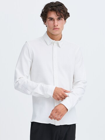 Coupe slim Chemise 'CF Arthur' Casual Friday en blanc : devant