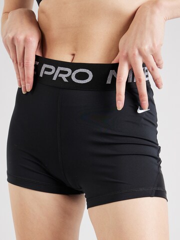 NIKE Skinny Sportshorts in Schwarz