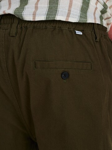 Dxnmxrk Tapered Hose 'DXElmo' in Grün