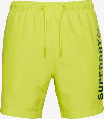 Shorts de bain Superdry en jaune : devant