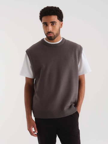 ABOUT YOU x Kevin Trapp Sweater Vest 'Danny' in Grey: front
