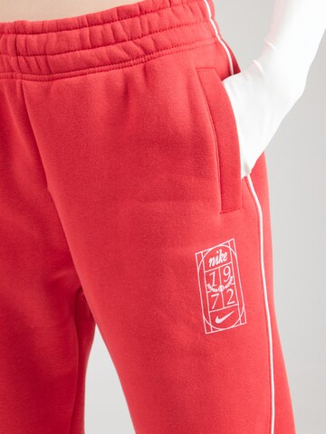 Nike Sportswear Zúžený Kalhoty – červená