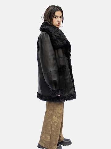 Just things we like - Abrigo de invierno 'MIO Reversible Shearling Coat' en negro