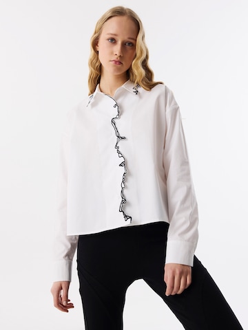 Twist Blouse ' Relaxed fit Contrast Embroidered ' in Beige: front