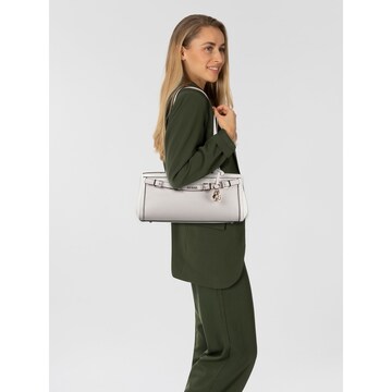 GUESS Schultertasche 'Dovie' in Weiß