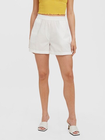 Wide Leg Pantalon 'Hella' VERO MODA en blanc : devant