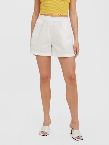 Wide leg Pantaloni 'Hella' de la VERO MODA pe alb: față