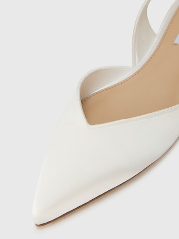 STEVE MADDEN Lahtise kannaosaga kontsakingad 'Synthia', värv beež