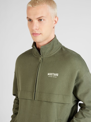 MUSTANG Sweatshirt 'BEN' in Groen