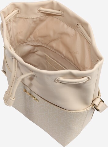 Calvin Klein - Bolso saco en beige