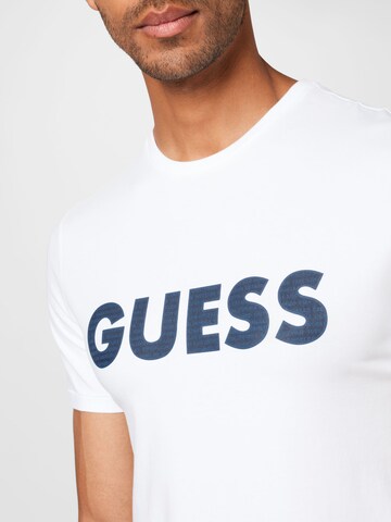 GUESS T-Shirt 'LABYRINTH' in Weiß