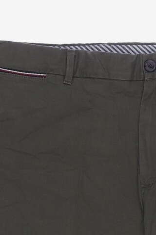 TOMMY HILFIGER Shorts in 40 in Green