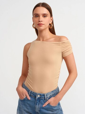 Dilvin Top in Beige: voorkant