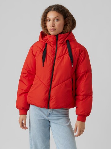 VERO MODA - Chaqueta de invierno 'Beverly' en rojo: frente