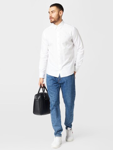 Hackett London جينز ضيق الخصر والسيقان قميص بلون أبيض