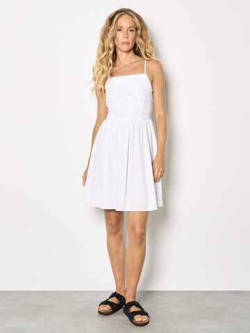 Robe Apricot en blanc