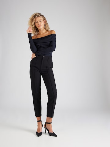 Coupe slim Pantalon à plis 'Lina' ABOUT YOU x Iconic by Tatiana Kucharova en noir