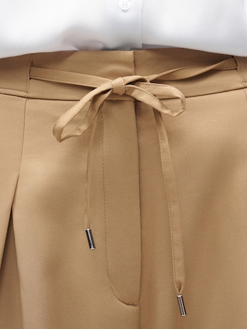 BOSS Szabványos Élére vasalt nadrágok 'Tophelia' - barna