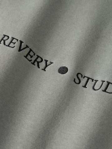 LMTD Sweatshirt in Grau