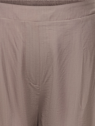 Barrel Pantalon à pince 'CARJoanna' ONLY Carmakoma en marron