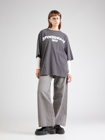 TOPSHOP - Camiseta talla grande 'Stockholm 1972' en gris
