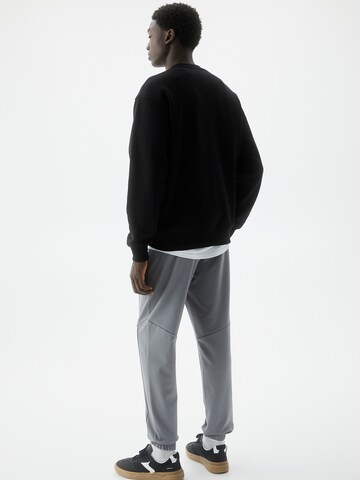 Tapered Pantaloni di Pull&Bear in grigio