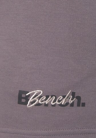 regular Pantaloni di BENCH in lilla