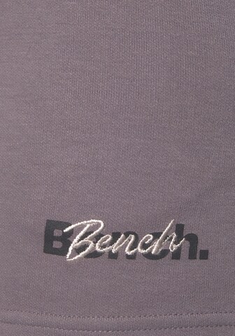 BENCH Regular Sportbroek in Lila