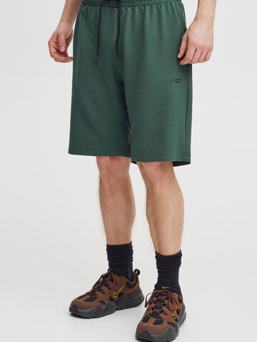 North Bend Regular Hose ' Brendan ' in Grün: Vorderseite