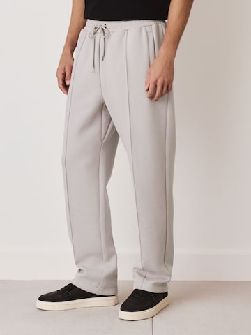 Next Слим Плиссированные брюки в Серый: спереди