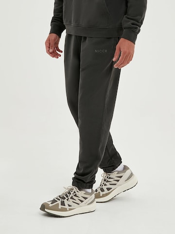 Nicce Tapered Broek 'MERCURY' in Grijs: voorkant