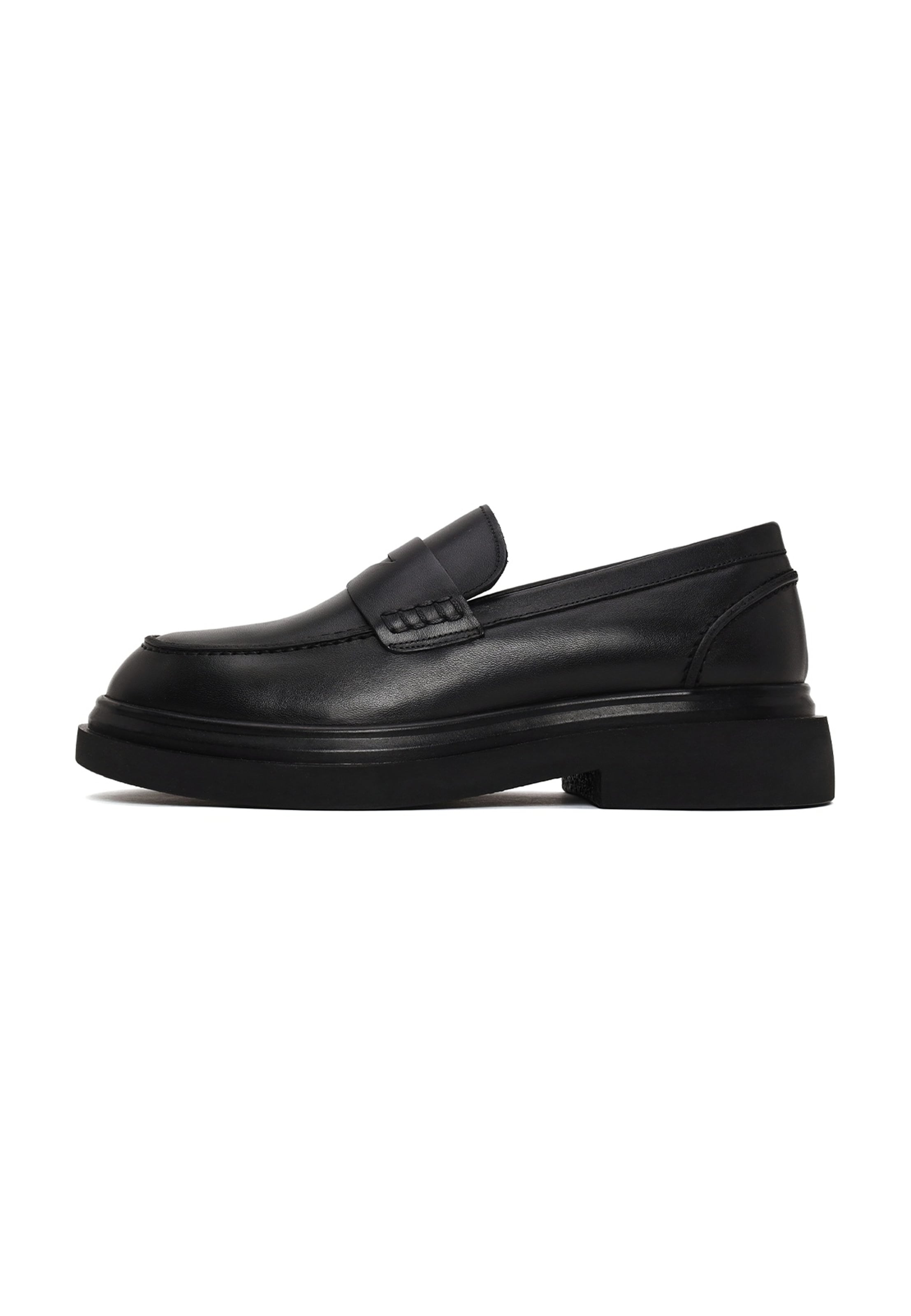 Derimod Classic Flats in Black: front