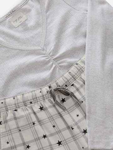Pijama de la Next pe gri