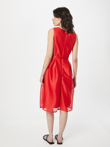 APART Koktejlové šaty – červená