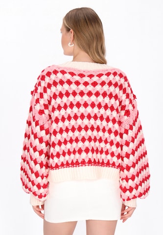 Pulovere dimensiuni mari 'Young Fashion' de la MYMO pe roșu