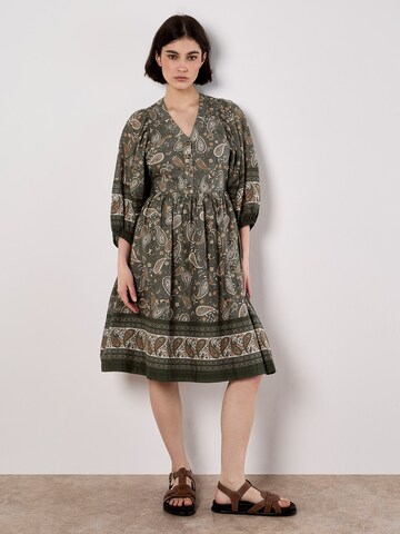 Robe Apricot en gris : devant
